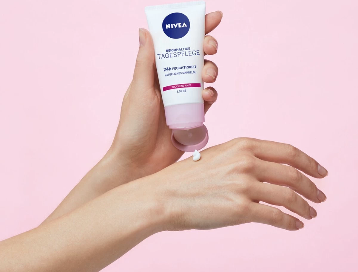 NIVEA Essentials Hydraterende Dagcreme SPF15 - 50 Ml 3 NIVEA Essentials Hydraterende Dagcreme SPF15 - 50 Ml - Afbeelding 3