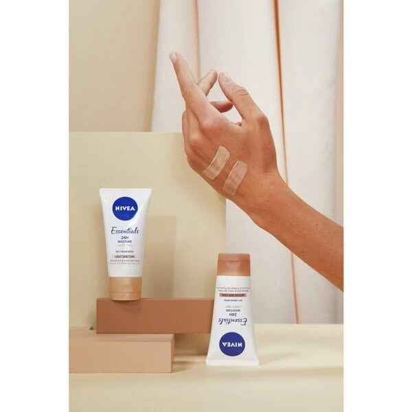 Nivea Essentials 5-in-1 BB Cream Light SPF15 Dagcrème 5 Nivea Essentials 5-in-1 BB Cream Light SPF15 Dagcrème - Afbeelding 5